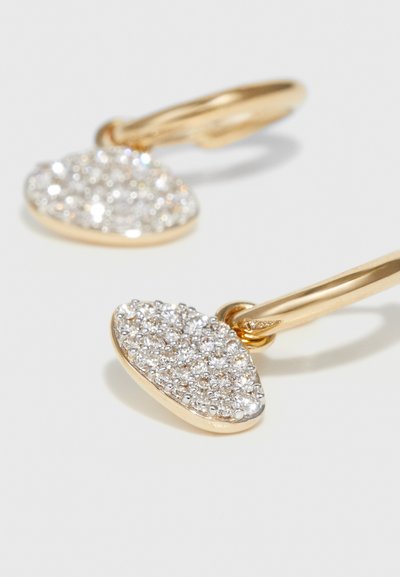 Χρυσά σκουλαρίκια με υφή, σε σχήμα σταγόνας, που διαθέτουν μια επικάλυψη από διαφανείς κρύσταλλους στην επιφάνεια και μια ομαλή μεταλλική θηλιά.