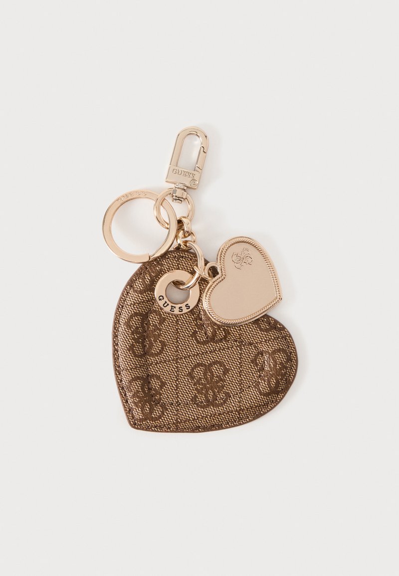 Porte-clés ton or avec deux breloques en forme de cœur, une en tissu marron à motif et une en métal poli gravé d'un petit logo.