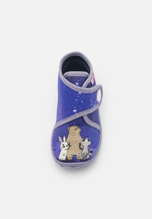 Chausson pour enfant violet avec bord gris et illustration à l’avant d’un lapin, d’un ours et d’un raton laveur assis ensemble.