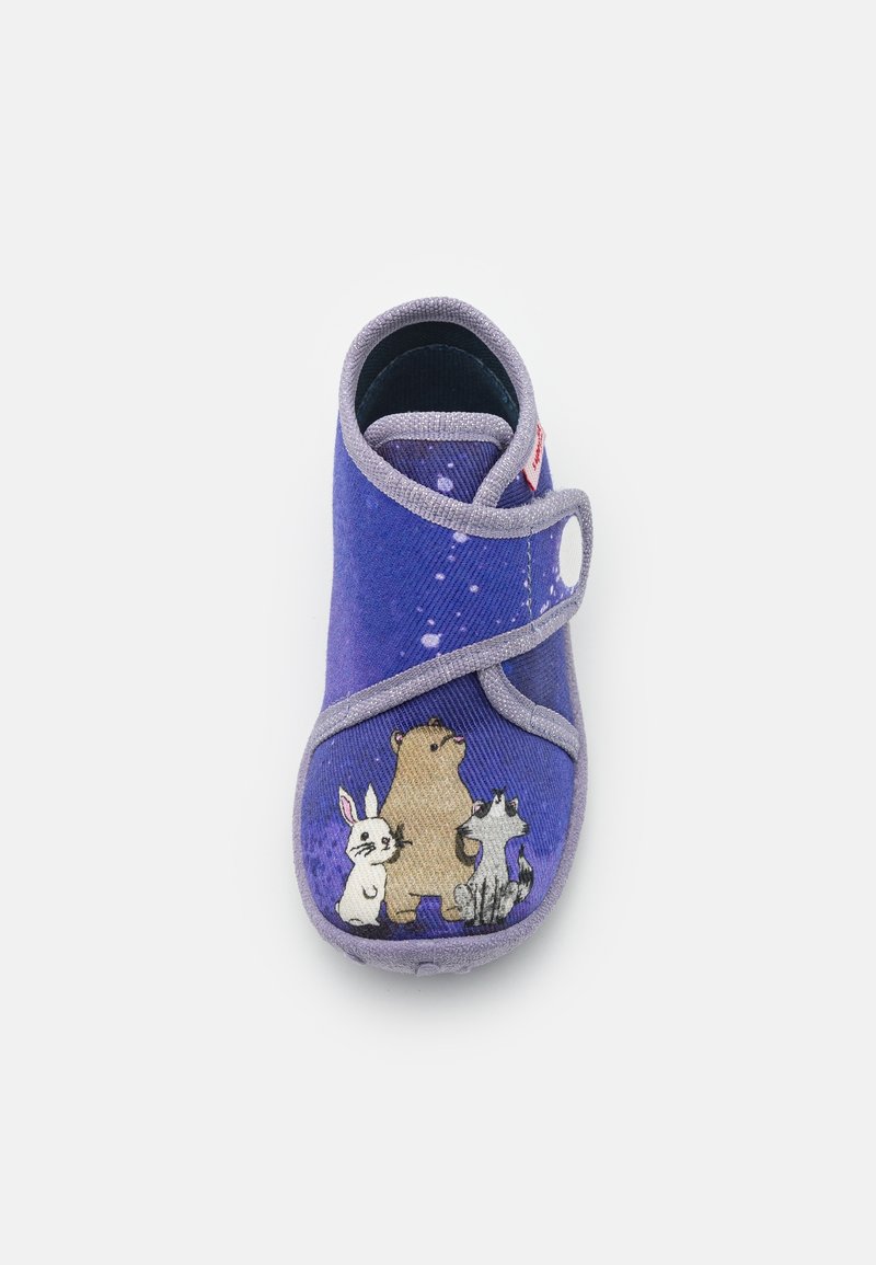 Chausson pour enfant violet avec bord gris et illustration à l’avant d’un lapin, d’un ours et d’un raton laveur assis ensemble.