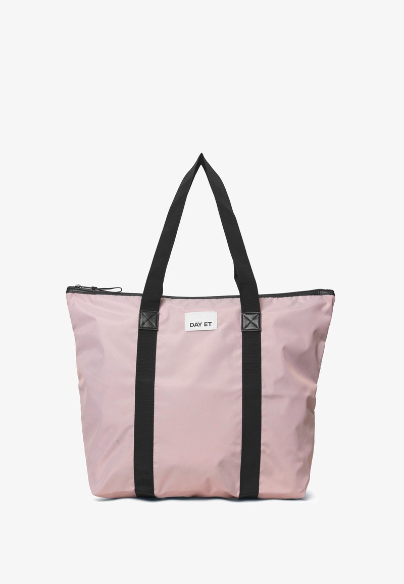 Ljusrosa tote-väska, tillverkad av hållbart material, med svarta handtag, dragkedjestängning och en vit etikett med "DAY ET"-logotyp.