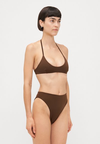 Hnedý bikiny set s topom na krk a vysokými nohavičkami, vyrobený z hladkej látky s minimalistickým dizajnom a bez vzorov.