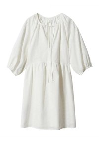 Witte jurk tot de knie van een gestructureerde stof, met een ronde halslijn, driekwart pofmouwen en een strikdetail aan de voorkant.