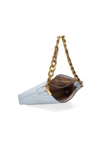 Borsa trapuntata di colore blu chiaro con catene dorate e chiusura con zip; l'interno presenta una fodera neutra con stampa del logo del marchio.
