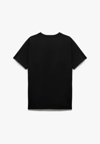 Camiseta negra de manga corta con cuello redondo, textura suave y un diseño simple, sin logotipos ni adornos visibles.
