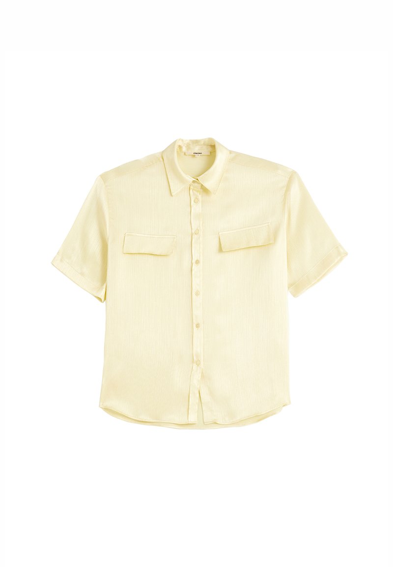 Korte mouwen gele knoopshirt gemaakt van zacht materiaal, met twee borstzakken en een subtiele textuurpatroon.