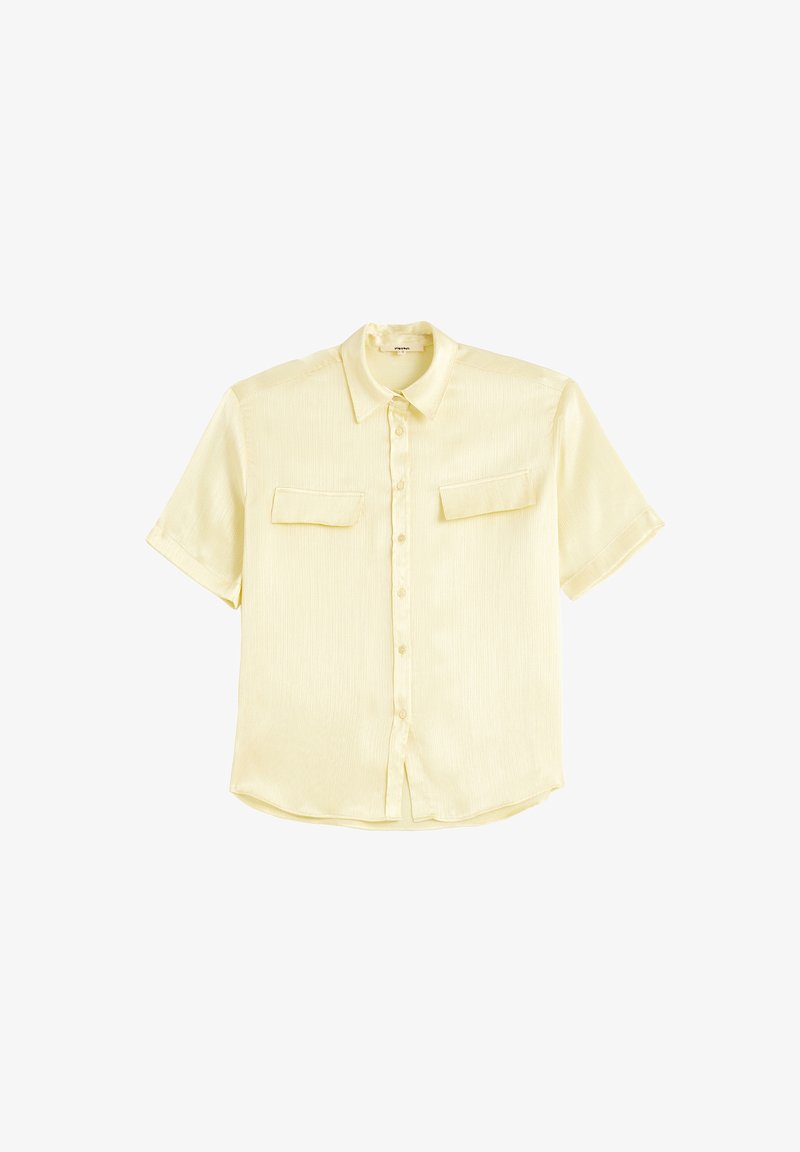 Korte mouwen gele knoopshirt gemaakt van zacht materiaal, met twee borstzakken en een subtiele textuurpatroon.