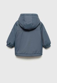 Siva podložena otroška jakna s kapuco, elastičnimi manšetami in gladko teksturo. Ima ohlapen kroj in enostaven dizajn.