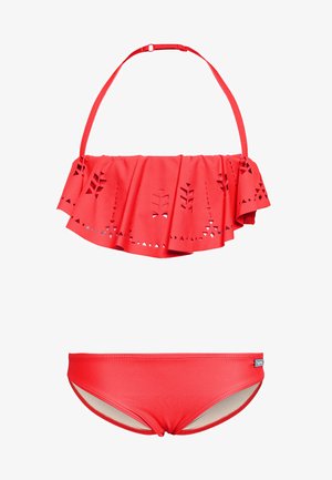 Červený dvoudílný bikini set s volánkovým topem a vykrojenými vzory, doplněn jednoduchým, sladěným spodním dílem. Vyrobeno z hladké plavkové látky.