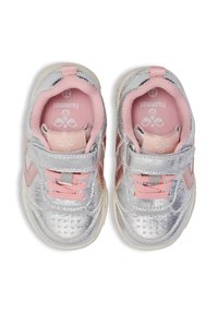 Silverfärgade metalliska sneakers med rosa detaljer, med kardborreknäppning, texturerade ytor och vadderade innersulor. Storlek 23.