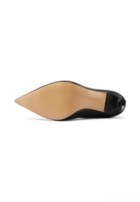 Scarpa nera con tacco alto, punta affusolata e superficie liscia, con una suola beige e un piccolo dettaglio nero nella parte posteriore del tacco.