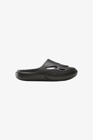 Sandalo nero slip-on con fori ritagliati per la ventilazione e suola testurizzata, progettato per un uso casual.