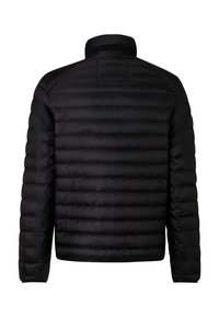 Sort pufferjakke med quiltet design med lodrette sømme, stående krave og lange ærmer. Glat, skinnende materiale.