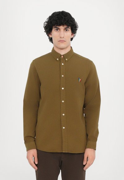 Camisa de botón marrón con cuello, que presenta un pequeño logo bordado multicolor en el lado izquierdo del pecho y una textura lisa.