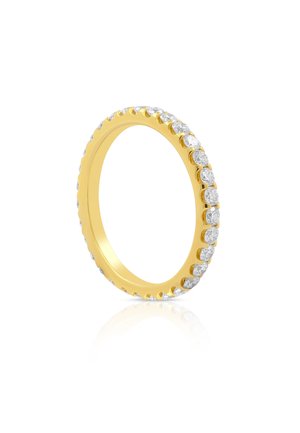 Anello in oro con una fila di gemme trasparenti e rotonde incastonate lungo il bordo. Texture liscia, finitura lucida e forma arrotondata.