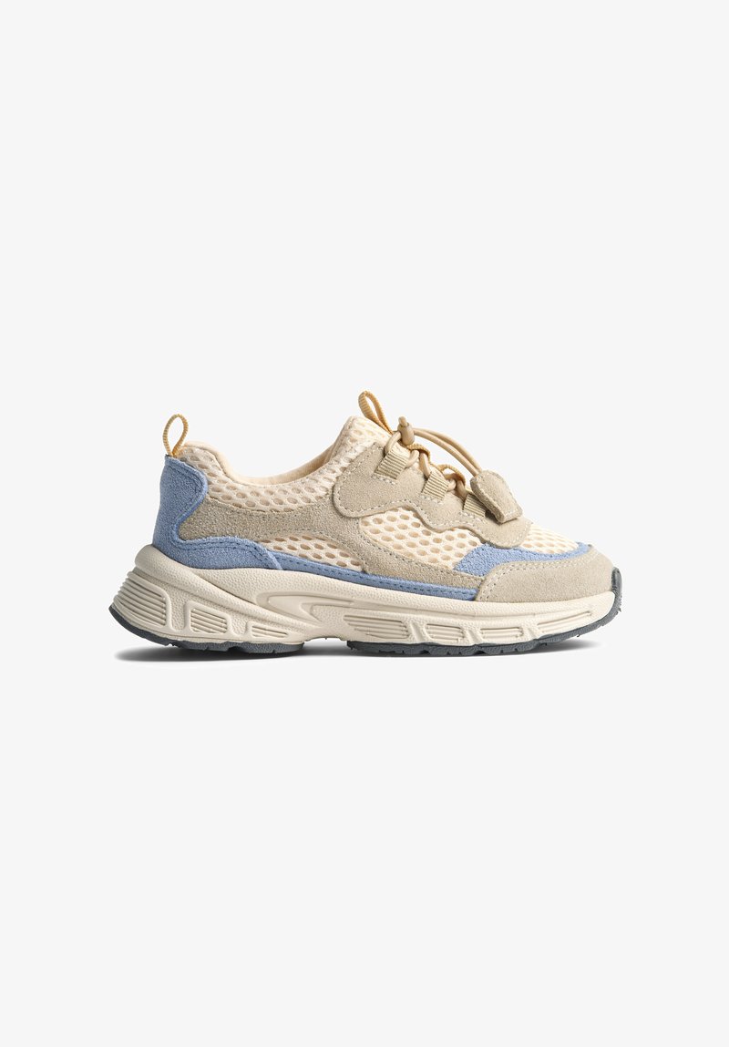 Baskets en mesh et daim beige et bleu avec une semelle blanche épaisse et des lacets élastiques, présentées de profil sur fond blanc.