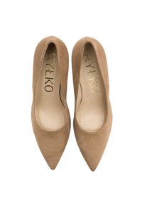 Beżowe zamszowe szpilki z zaostrzonym noskiem. Posiadają gładką wewnętrzną podszewkę i złote logo na wkładce.