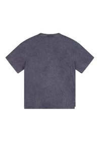 Camiseta de manga corta, oversized, en azul oscuro desvanecido, hecha de algodón. Presenta un cuello redondo y sin marcas ni patrones visibles.