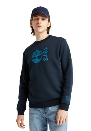 RE-COMFORT - BRAND CARRIER SIGNATURE CREW NECK SWEATSHIRT - Sweatshirt - dark sapphire