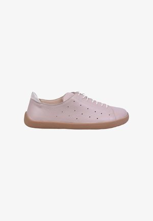 Baskets en cuir rose clair avec lacets blancs, petites perforations latérales et semelle en caoutchouc marron clair, vues de côté.
