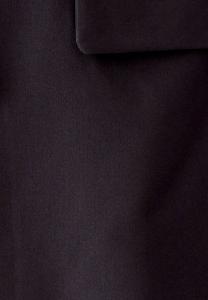 Zwarte stof met een gladde textuur, met een geplooide zakdetail. Het materiaal lijkt stevig en uniform van kleur te zijn.