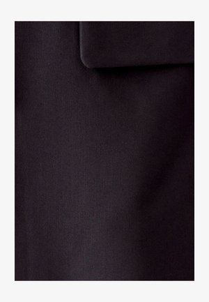 Zwarte stof met een gladde textuur, met een geplooide zakdetail. Het materiaal lijkt stevig en uniform van kleur te zijn.