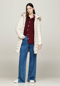 Tommy Jeans ESSENTIAL HOODED  - Páperový kabát - newsprint