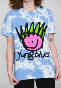 Paradiso Clothing YUNGBLUD FACE DIP DYE - Print T-shirt - blue