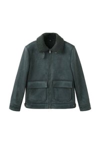 Giacca in suede verde con colletto in pelliccia, chiusura con zip frontale e due ampie tasche a toppa. Presenta una texture liscia e un design su misura.