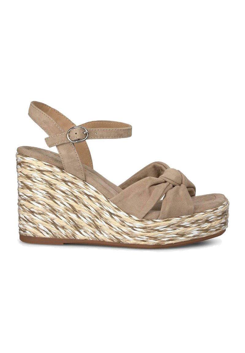 Sandalias de cuña de ante en color marrón con una tira en el dedo del pie atada, correa ajustable en el tobillo y una plataforma de estilo yute tejido con fibras claras y oscuras.