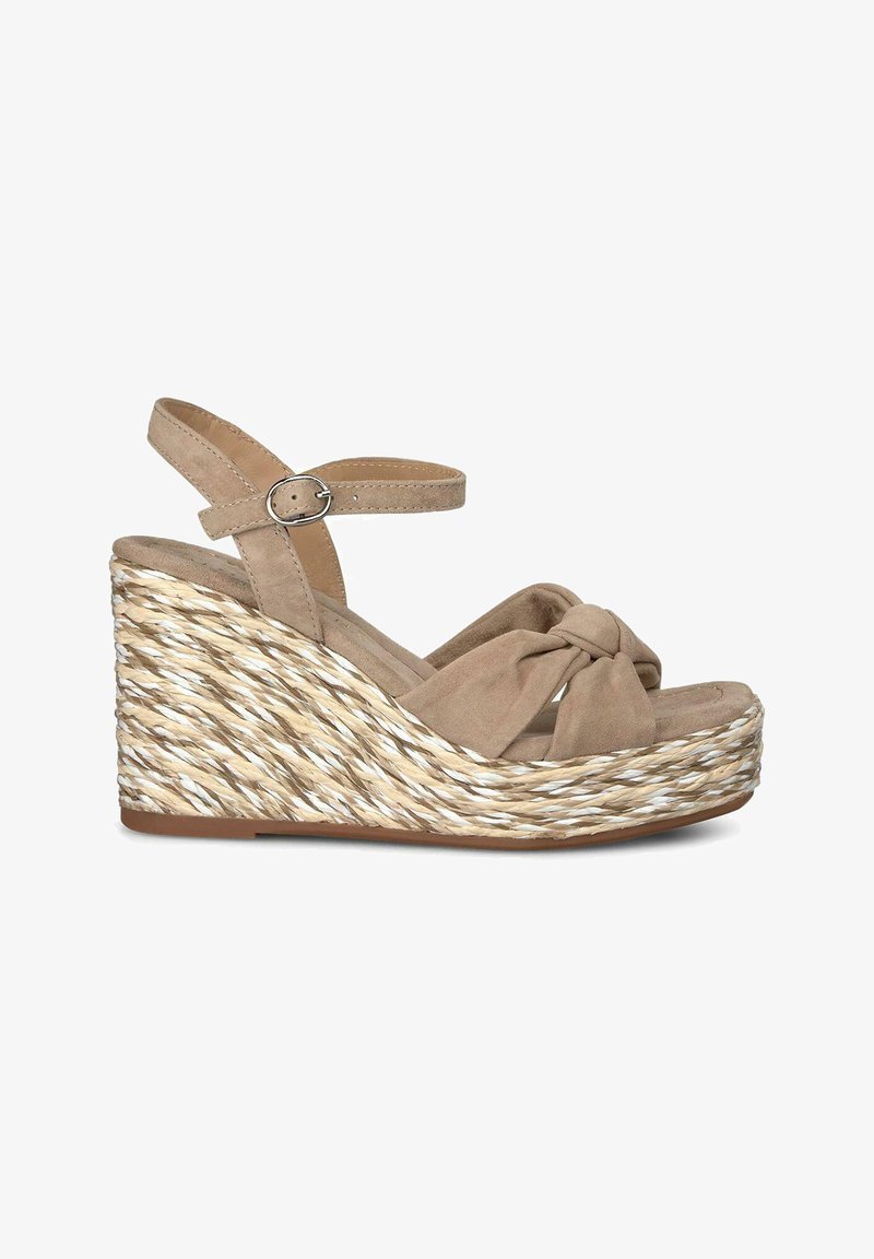 Sandales compensées en daim beige avec une lanière de orteil nouée, une lanière de cheville réglable et une plateforme en jute tissée avec des fibres claires et foncées.