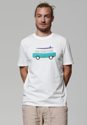 Weißes T-Shirt mit einem Grafikdesign eines türkis-weißen Vintage-Vans mit einem lila Surfbrett oben drauf. Aus weichem Baumwollstoff, mit kurzen Ärmeln.