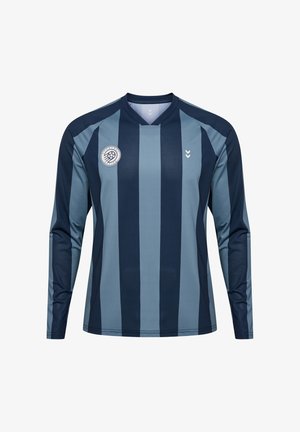 Koszulka sportowa z długim rękawem z pionowymi granatowymi i jasnoniebieskimi pasami, okrągłym dekoltem i okrągłym logo z piłką nożną na piersi.