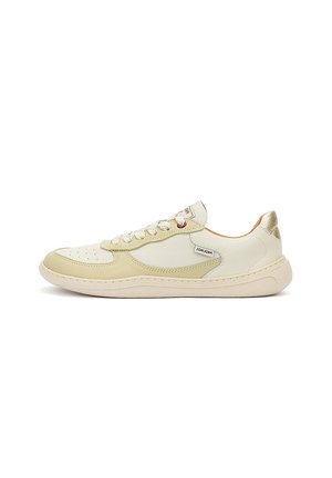 Baskets beige et crème à profil bas avec lacets blancs, bout rond et étiquette de marque sur le côté, vues de côté droit.