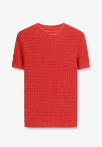 Pull en maille rouge à manches courtes avec une texture ajourée, un col rond et un ourlet droit. Motif en treillis sur toute la surface.