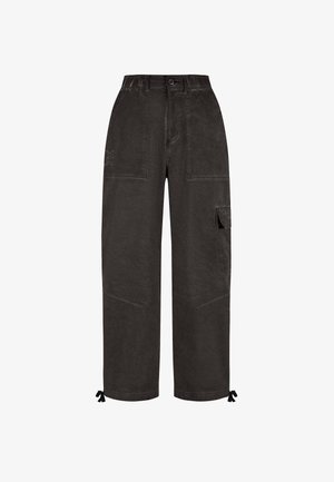 Pantalones cargo gris oscuro de corte holgado, con dos bolsillos frontales, un bolsillo lateral y cintas ajustables en los tobillos. Material de algodón.