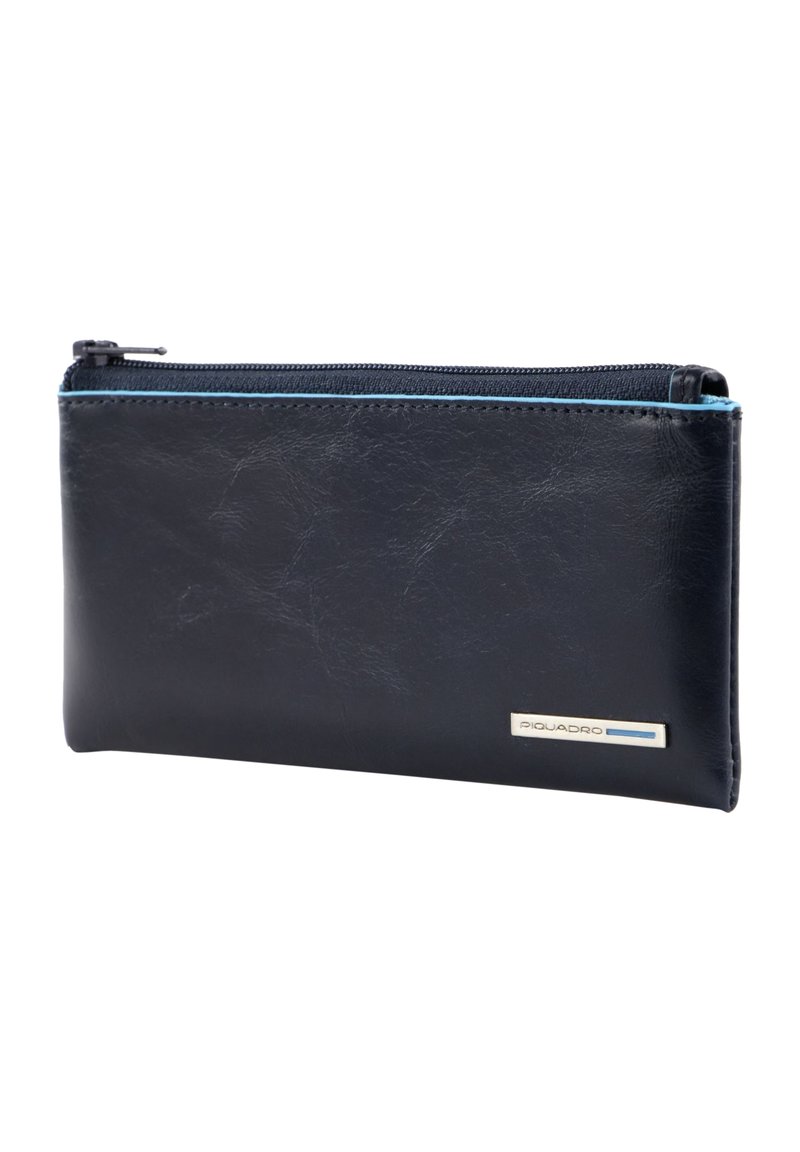 Portafoglio in pelle blu navy con texture liscia, chiusura con zip, interno blu chiaro a contrasto e placchetta con logo in argento.