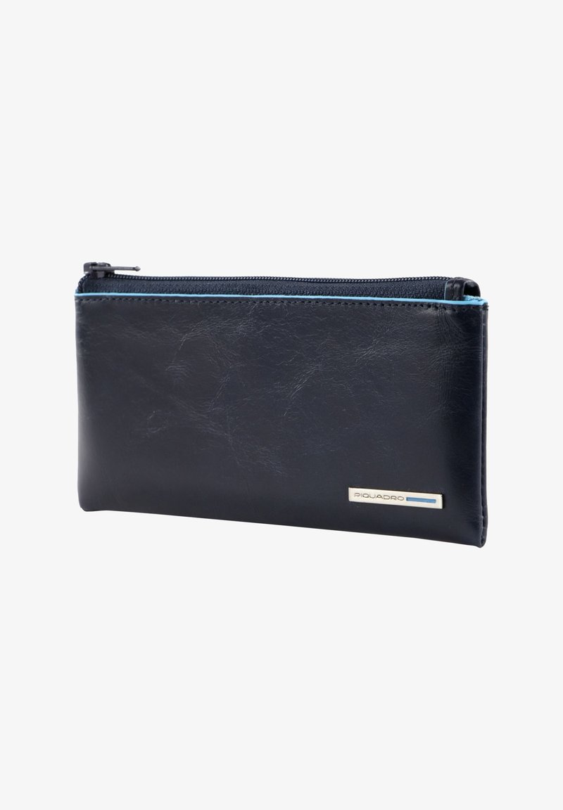Portafoglio in pelle blu navy con texture liscia, chiusura con zip, interno blu chiaro a contrasto e placchetta con logo in argento.