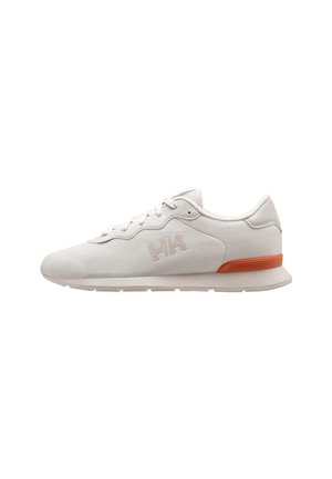 Lys beige sportsko med tekstureret overdel, snørelukning, diskret "HH" logo på siden og orange detalje på hælen.