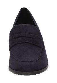 Mocassins en cuir suédé bleu marine avec un bout arrondi et un large strap sur le devant. La semelle en caoutchouc noir offre un contraste et de la stabilité.