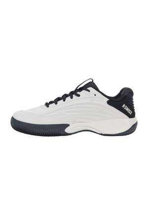 Chaussure de sport K-Swiss blanche et noire avec lacets noirs et semelle texturée, conçue pour le sport ou un usage décontracté.