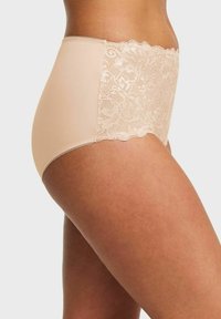 Beige hoge taille damesondergoed met een bloemenkant voorkant, gladde stof aan de zijkanten, gedragen door een persoon die van halverwege de torso tot boven de dij is afgebeeld.