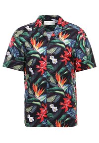 Camisa de manga corta de tejido negro con un vibrante patrón floral tropical que presenta flores rojas, naranjas y blancas entre hojas verdes.