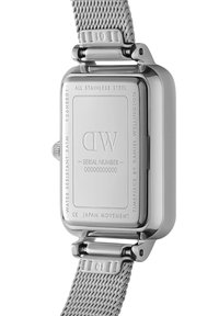Montre en acier inoxydable avec un boîtier rectangulaire, un bracelet en maille texturé et des détails gravés au dos, incluant des informations sur la résistance à l'eau et le mouvement.