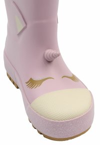 Botte de pluie en caoutchouc rose avec un bout crème texturé, des motifs d"cils dorés et une corne en spirale proéminente à l'avant. Accents scintillants à la base.