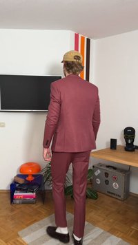 Fato castanho-avermelhado com corte justo, combinado com sapatos marrons tipo mocassim e meias brancas. Apresenta uma textura macia, usado com um boné castanho-claro. Design moderno e clean.