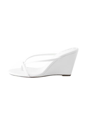 Valkoiset korkokengät wedges-mallia, joissa on tyylikäs muotoilu, sileä pinta ja ohuet hihnat. Wedge-korko tarjoaa tasaisen nousun pohjasta.