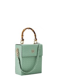 Miętowo zielona, pleciona skórzana torebka na rękę z bambusowym uchwytem, przednią klapą i plecionym paskiem. Zawiera złote logo i detal zapięcia.