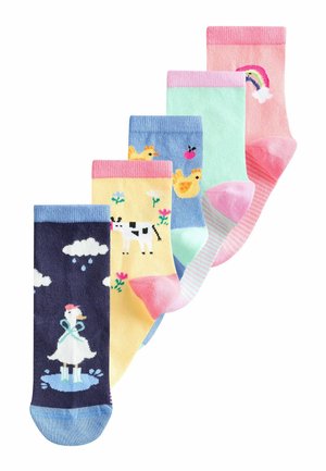Fünf bunte Kindersocken mit Designs, darunter eine Ente in Gummistiefeln, eine Kuh, Küken, Streifen und ein Regenbogen mit einer Wolke.