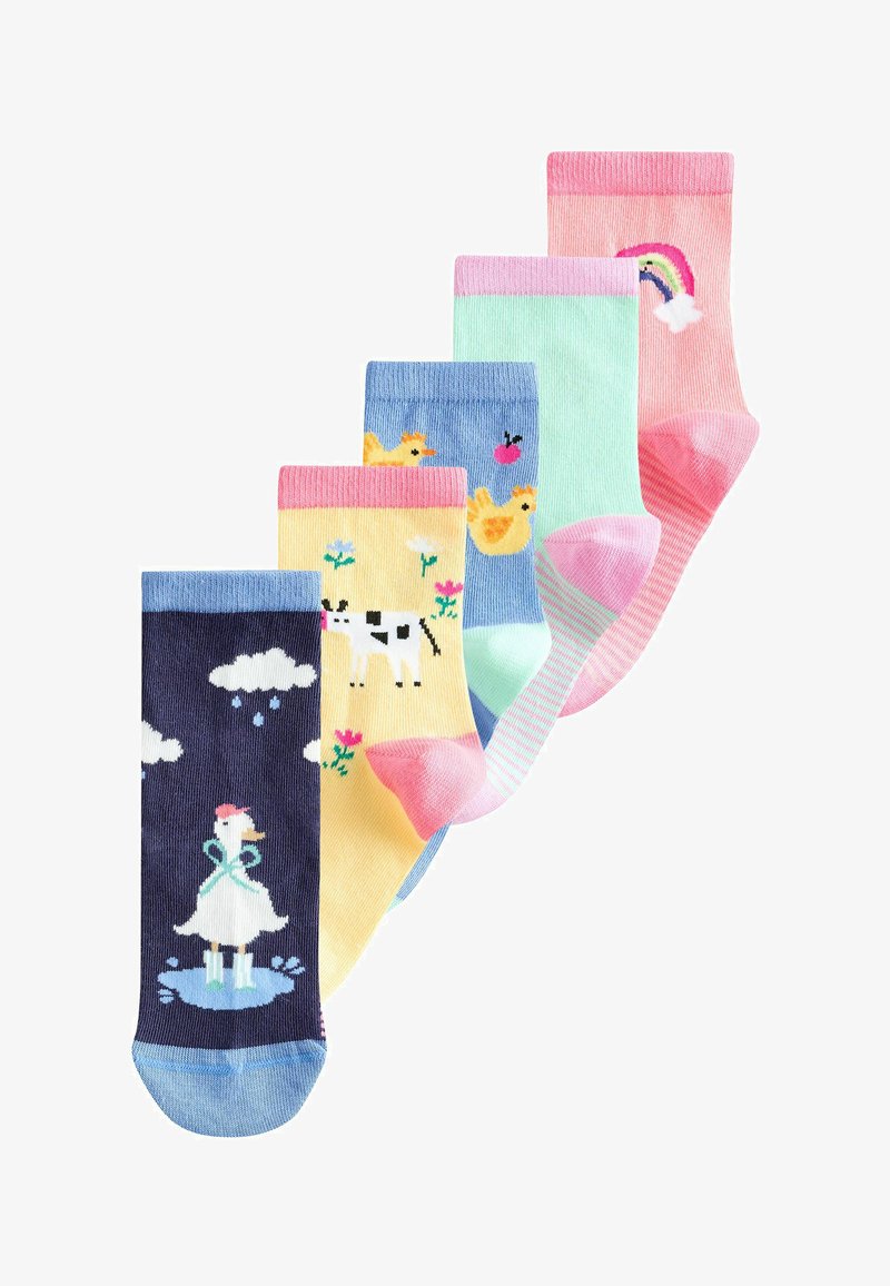 Vijf kleurrijke kindersokken met ontwerpen waaronder een eend in regenlaarzen, een koe, kuikentjes, strepen en een regenboog met een wolk.